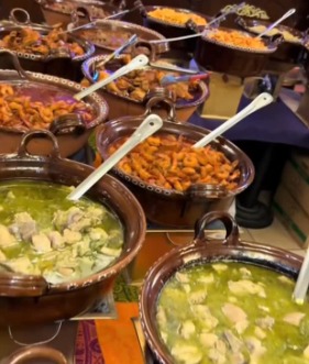 Cazuelas de barro con los guisos de la casa