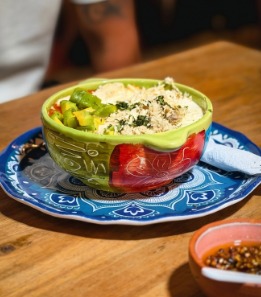 Bowl colorido con arroz, pollo y aguacate